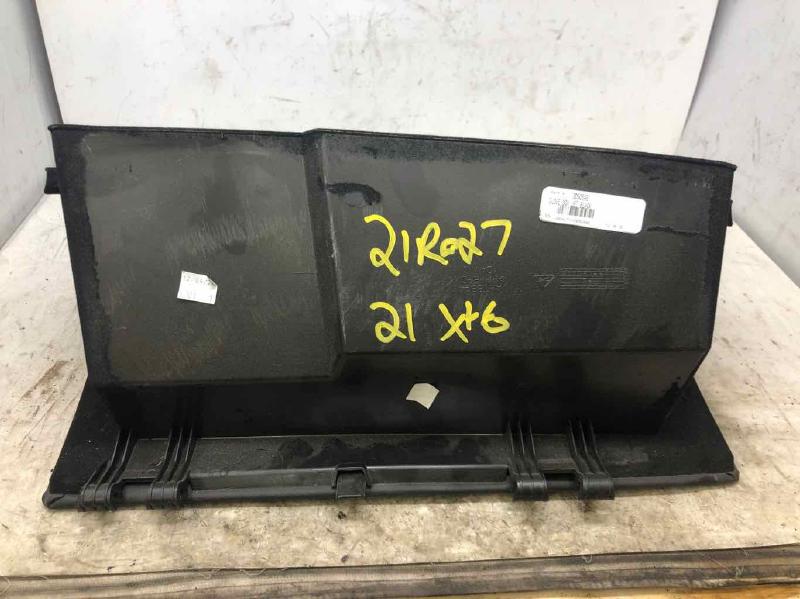 2021 CADILLAC XT6 Glove Box - Image 3